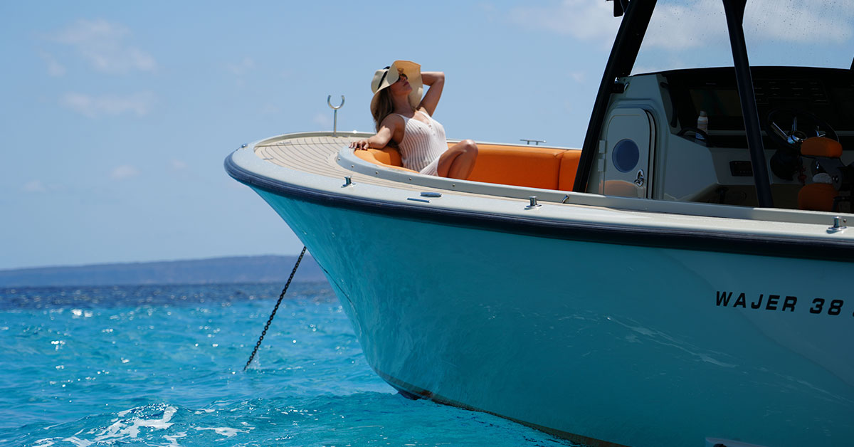 mujer proa barco boating ibiza