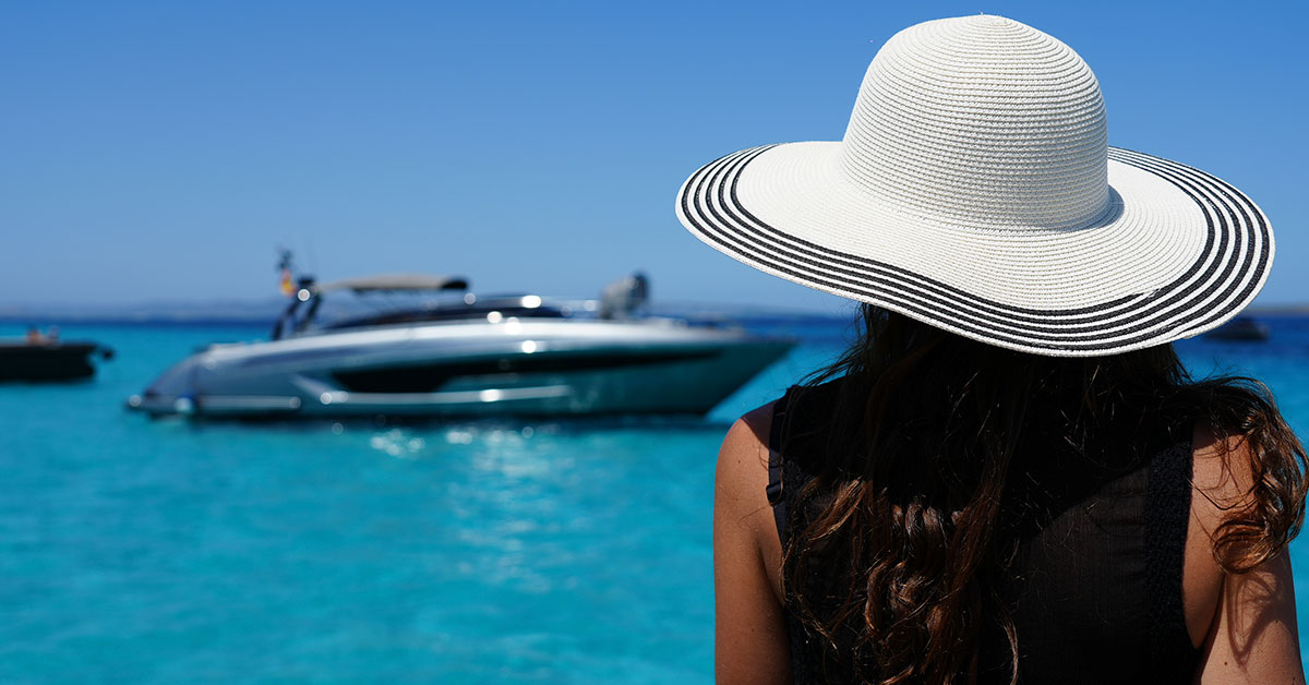 mujer sombrero barco boating ibiza