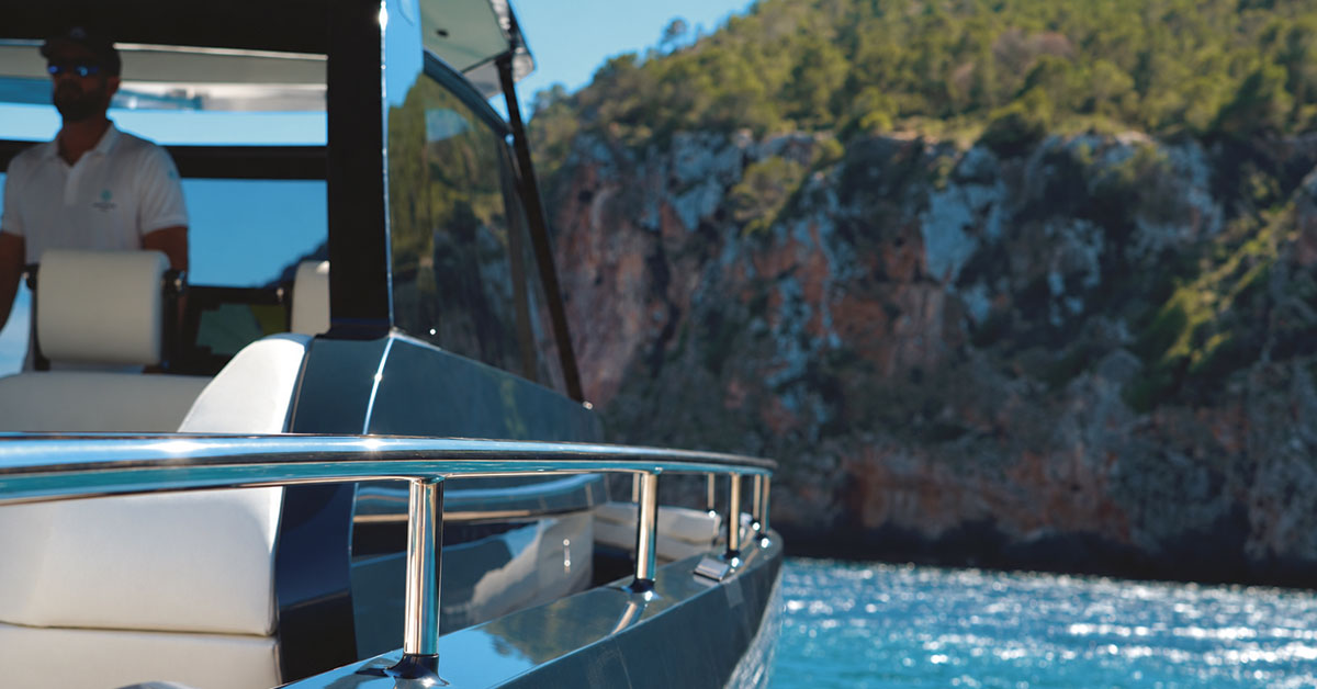 barco de charter ibiza en costa