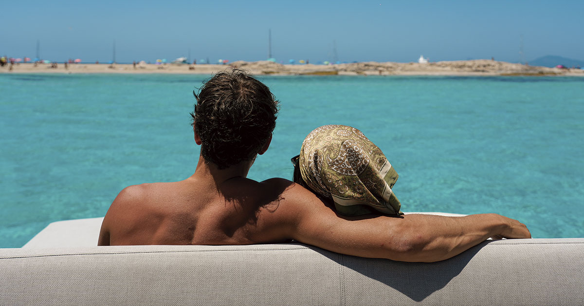 pareja en barco charter ibiza formentera